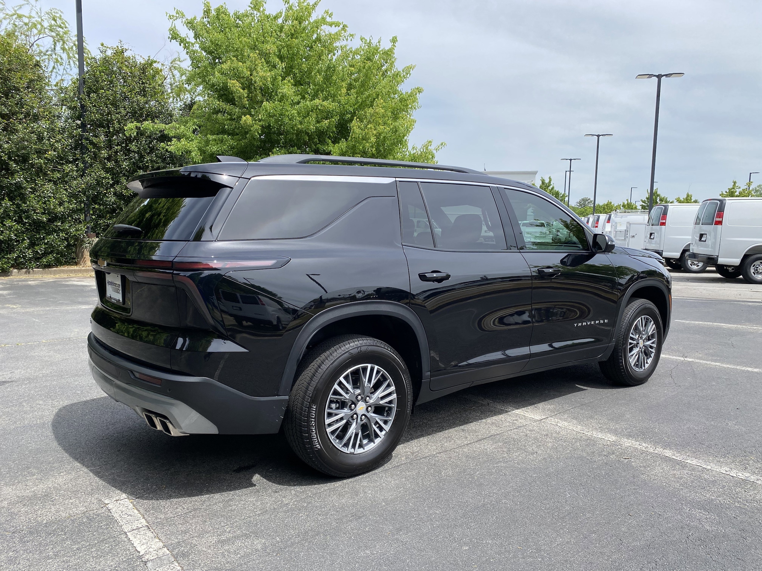 2025 Chevrolet Traverse FWD LT photo 3