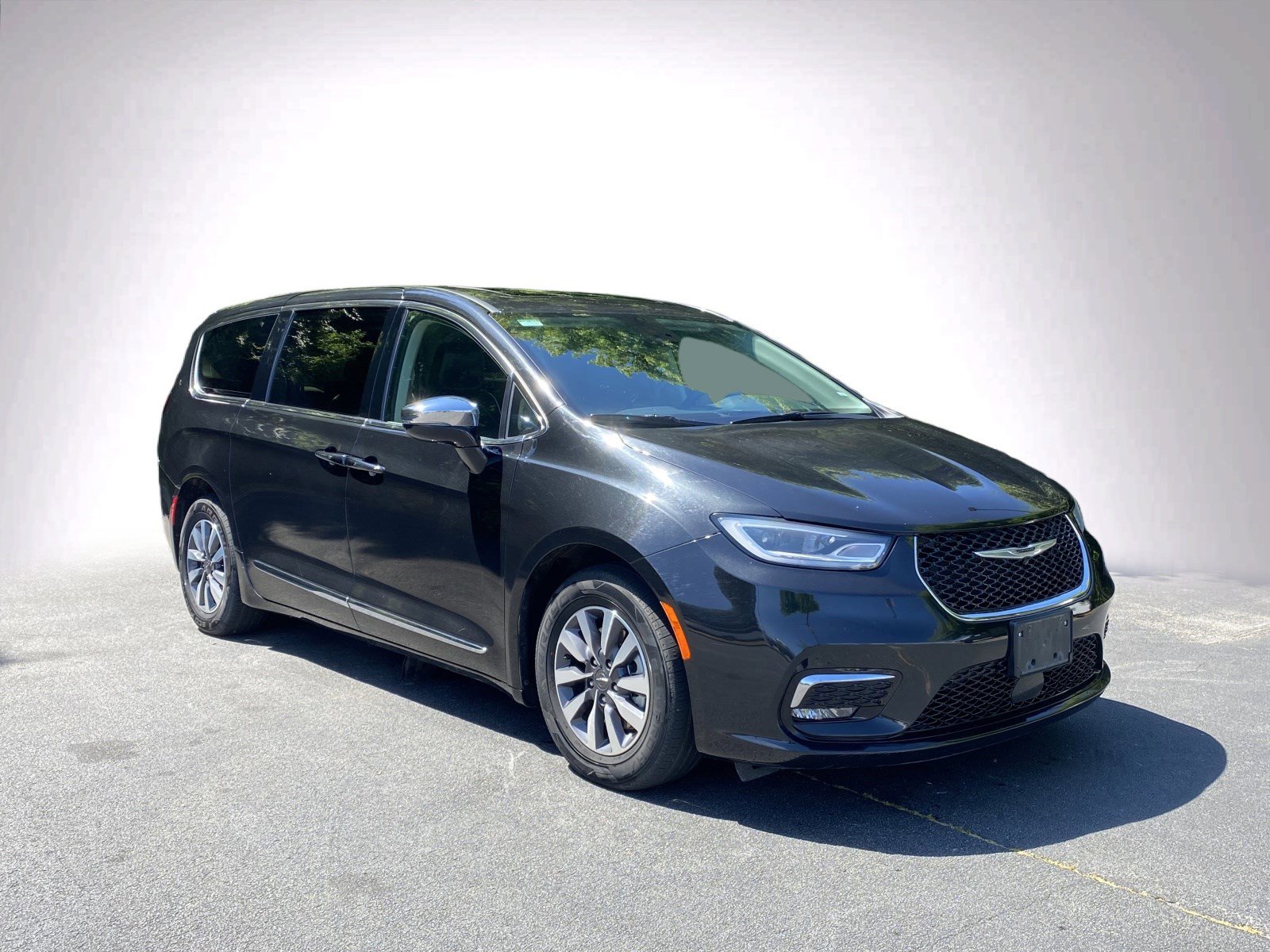 2023 Chrysler Pacifica Hybrid Limited photo 2