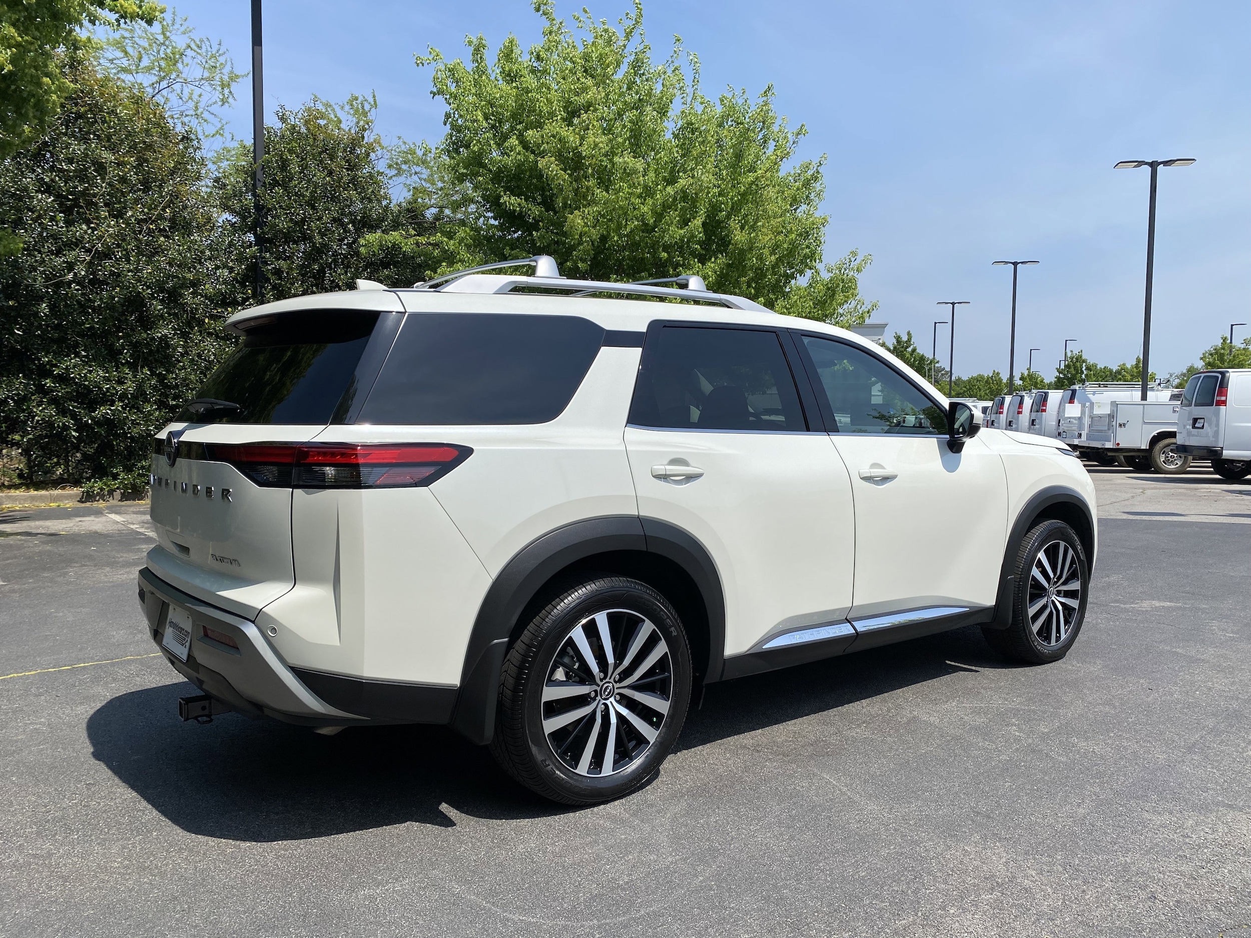 2024 Nissan Pathfinder Platinum photo 3