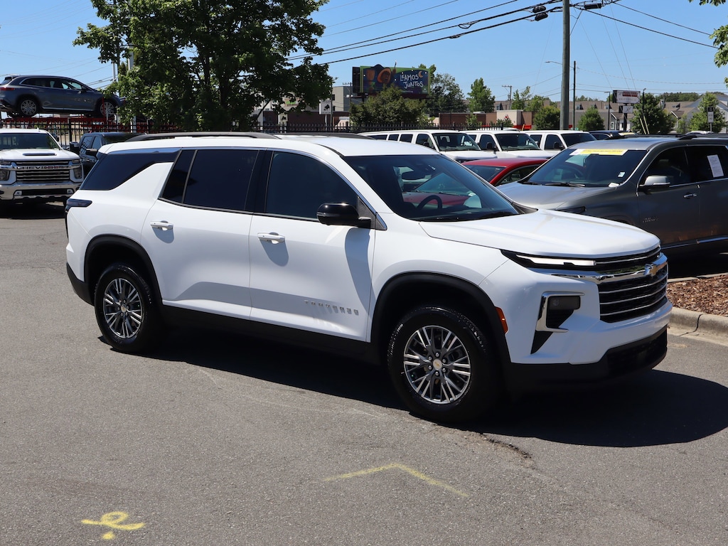 Used 2025 Chevrolet Traverse FWD LT SUV