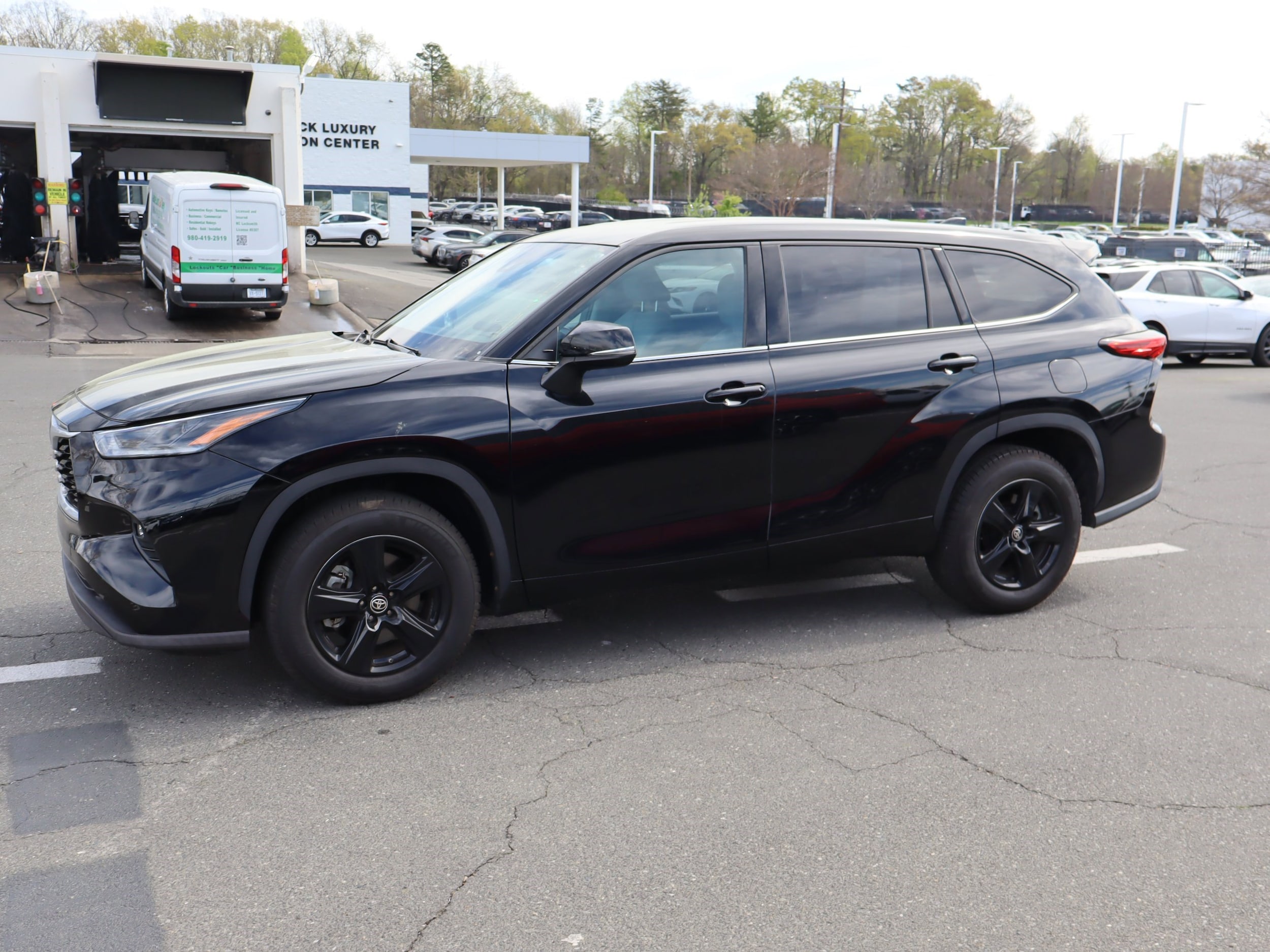 2021 Toyota Highlander LE photo 6
