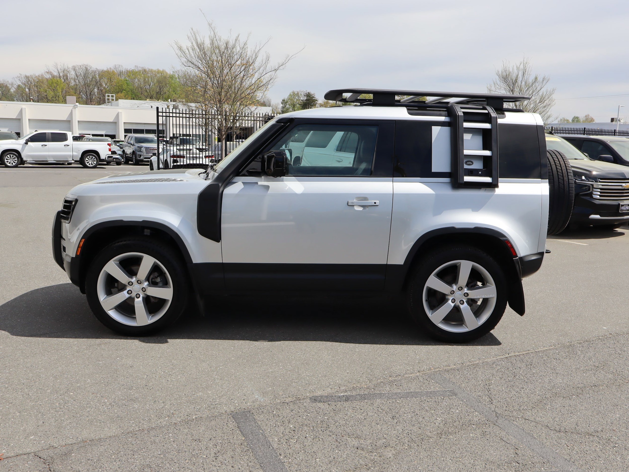 2024 Land Rover Defender S photo 5