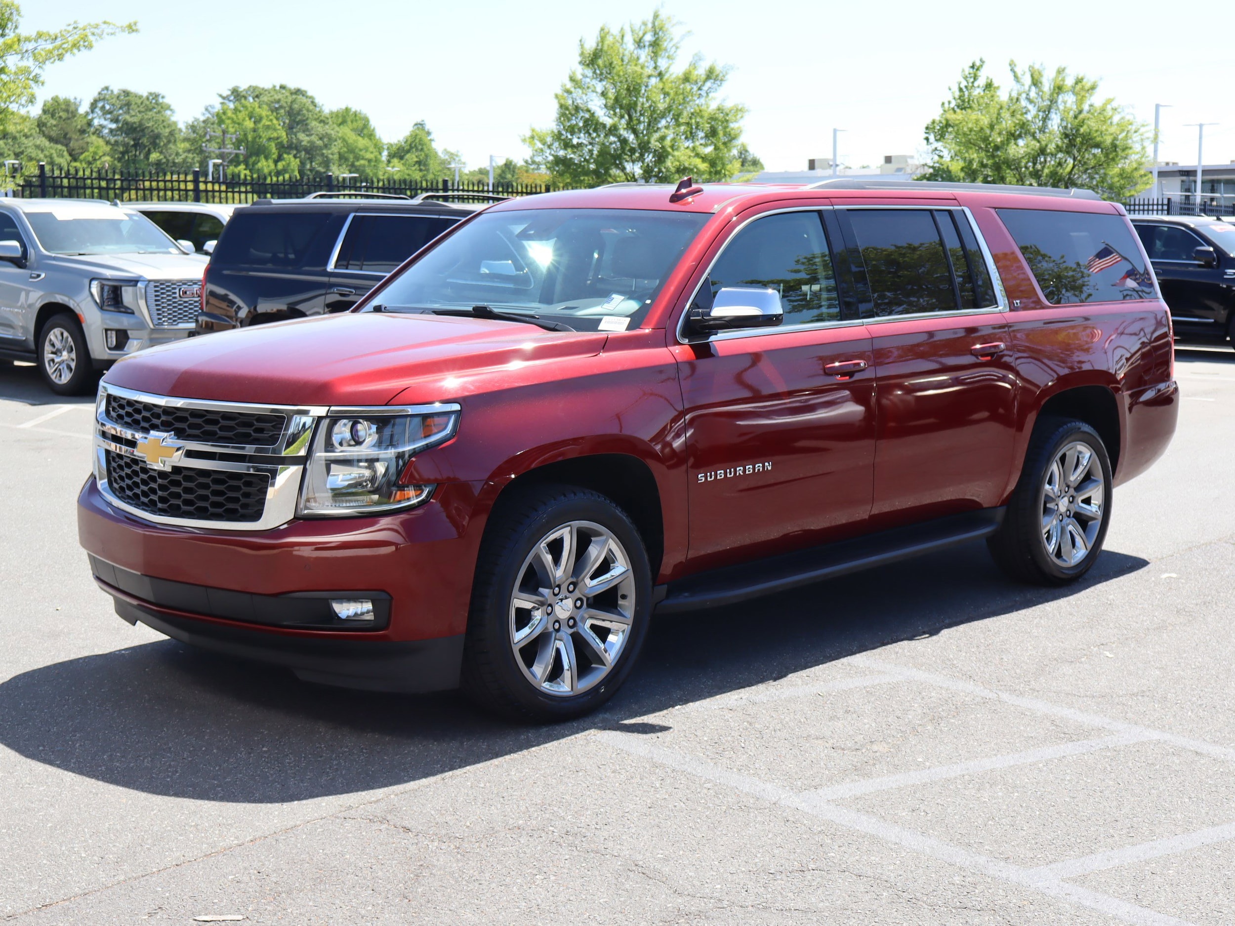 2017 Chevrolet Suburban LT photo 4