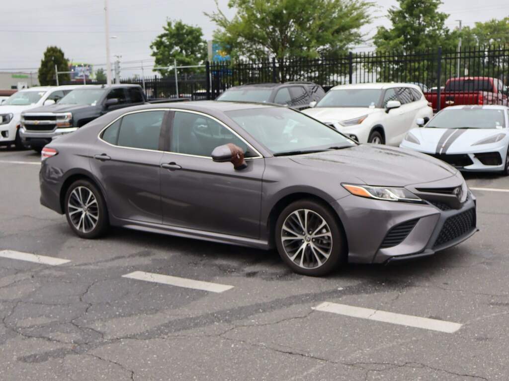 Used 2020 Toyota Camry SE Sedan