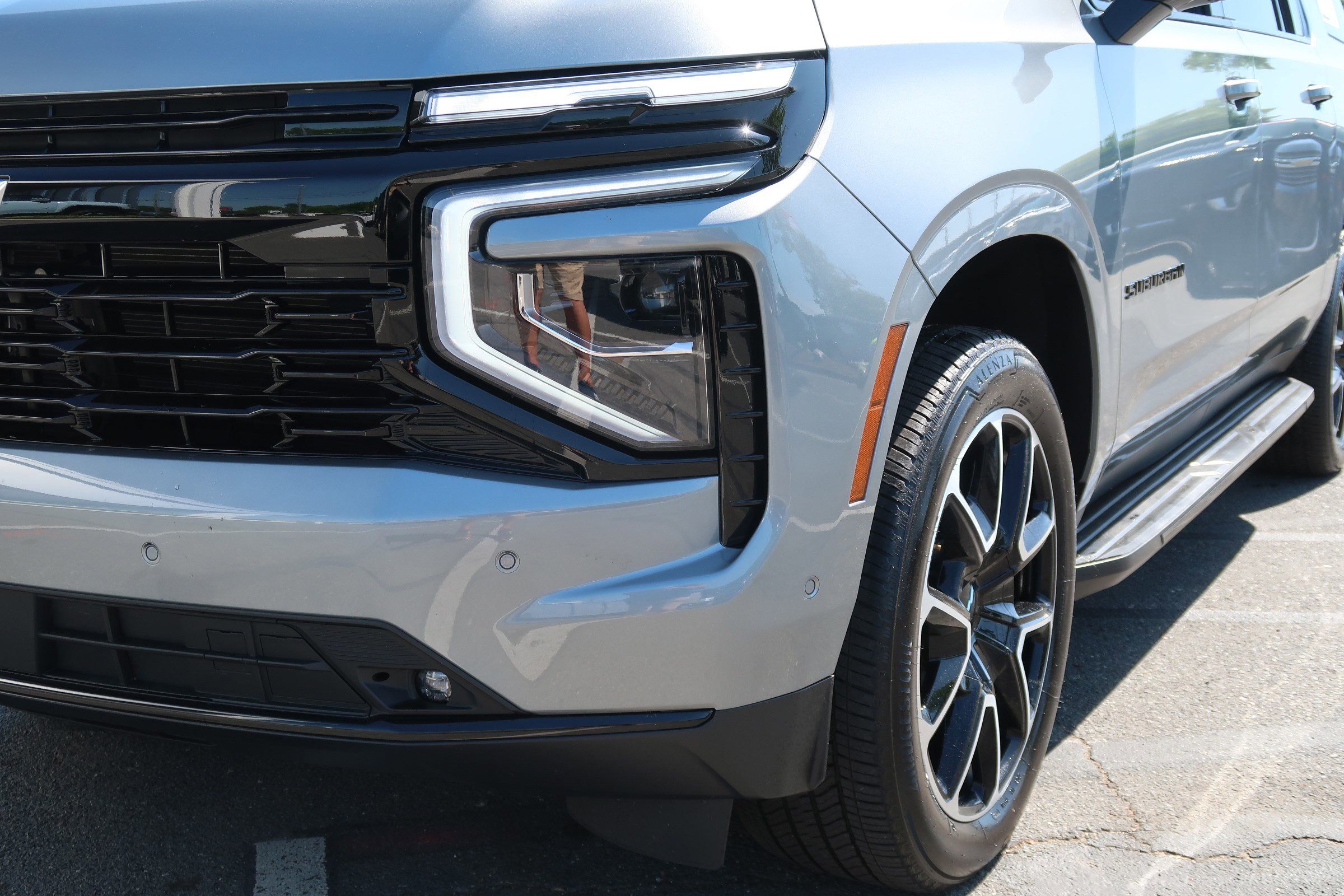 2025 Chevrolet Suburban RST photo 4