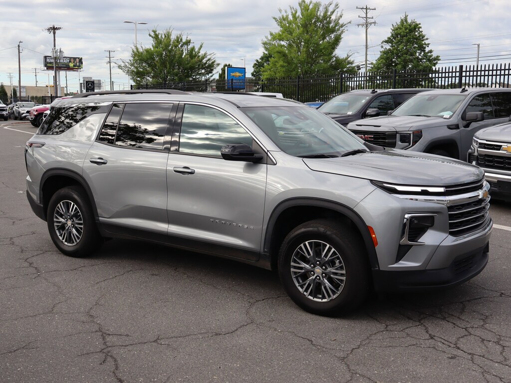 Used 2025 Chevrolet Traverse FWD LT SUV