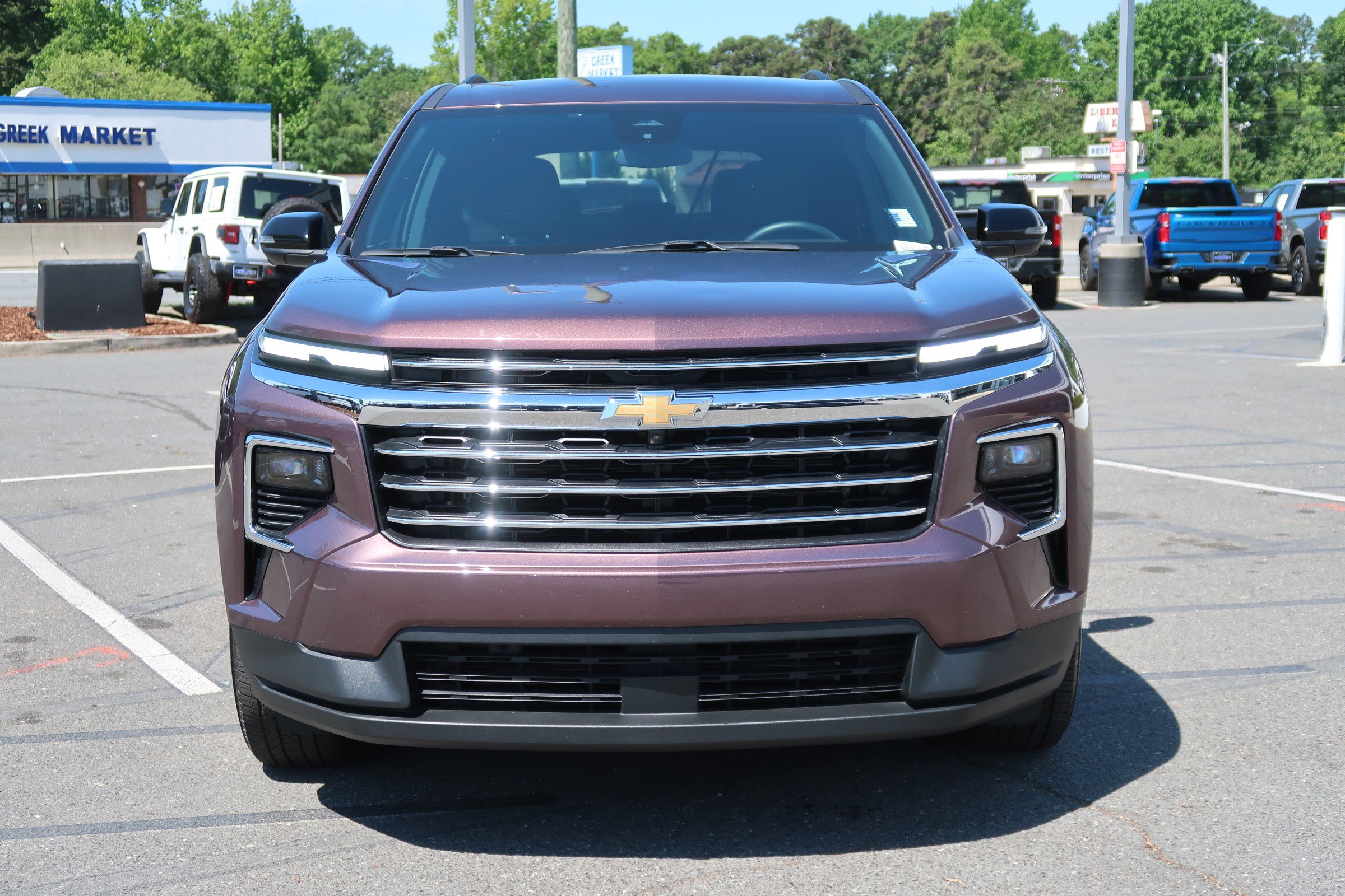 2024 Chevrolet Traverse FWD LT photo 2