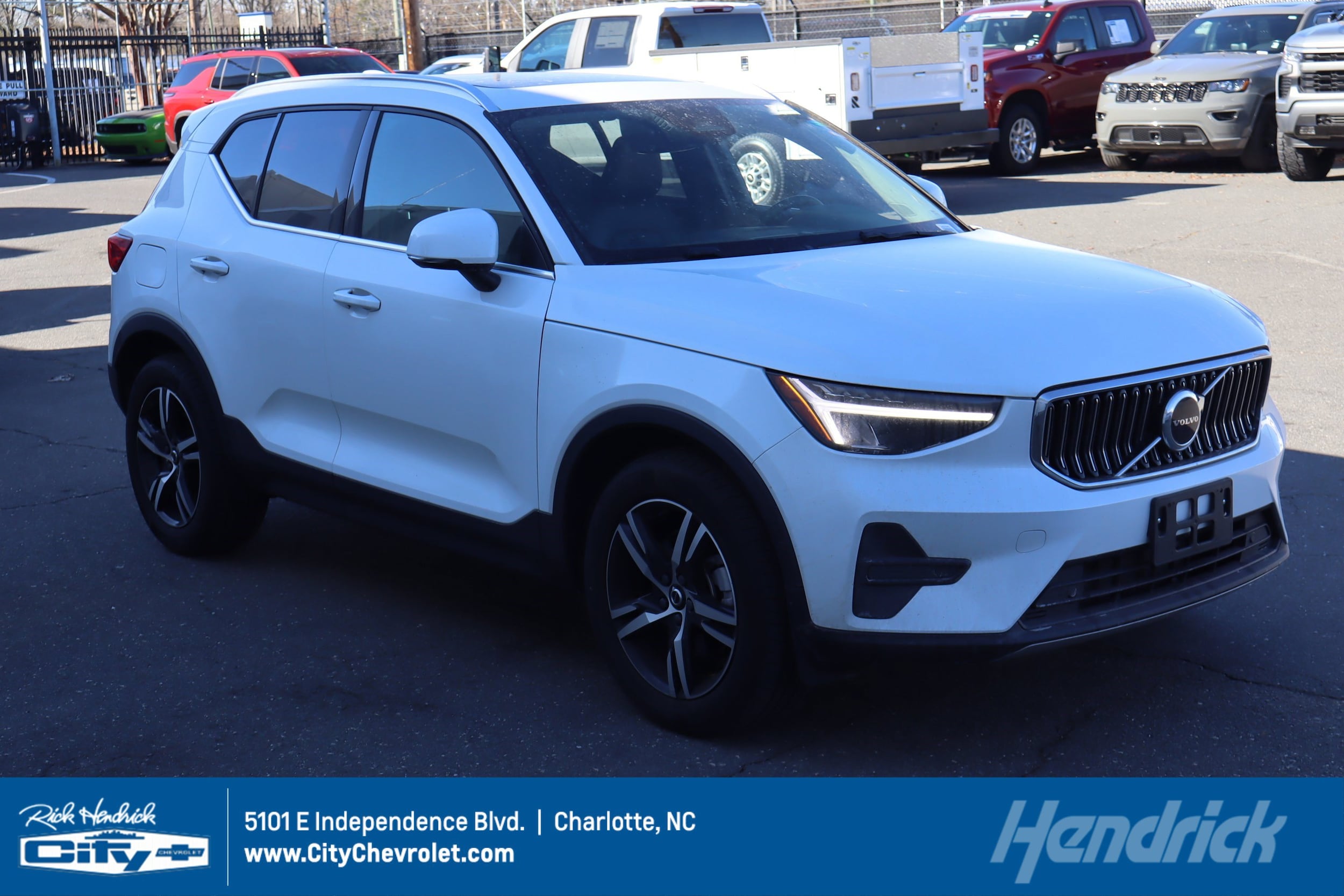 2025 Volvo XC40 Core's photo