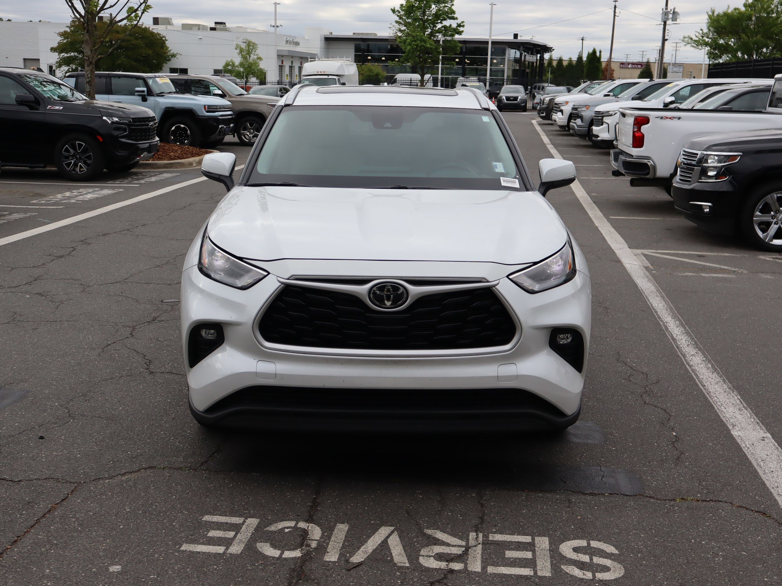 2024 Toyota Highlander XLE photo 2