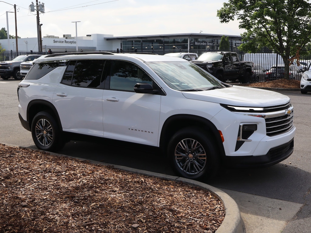 Used 2025 Chevrolet Traverse FWD LT SUV