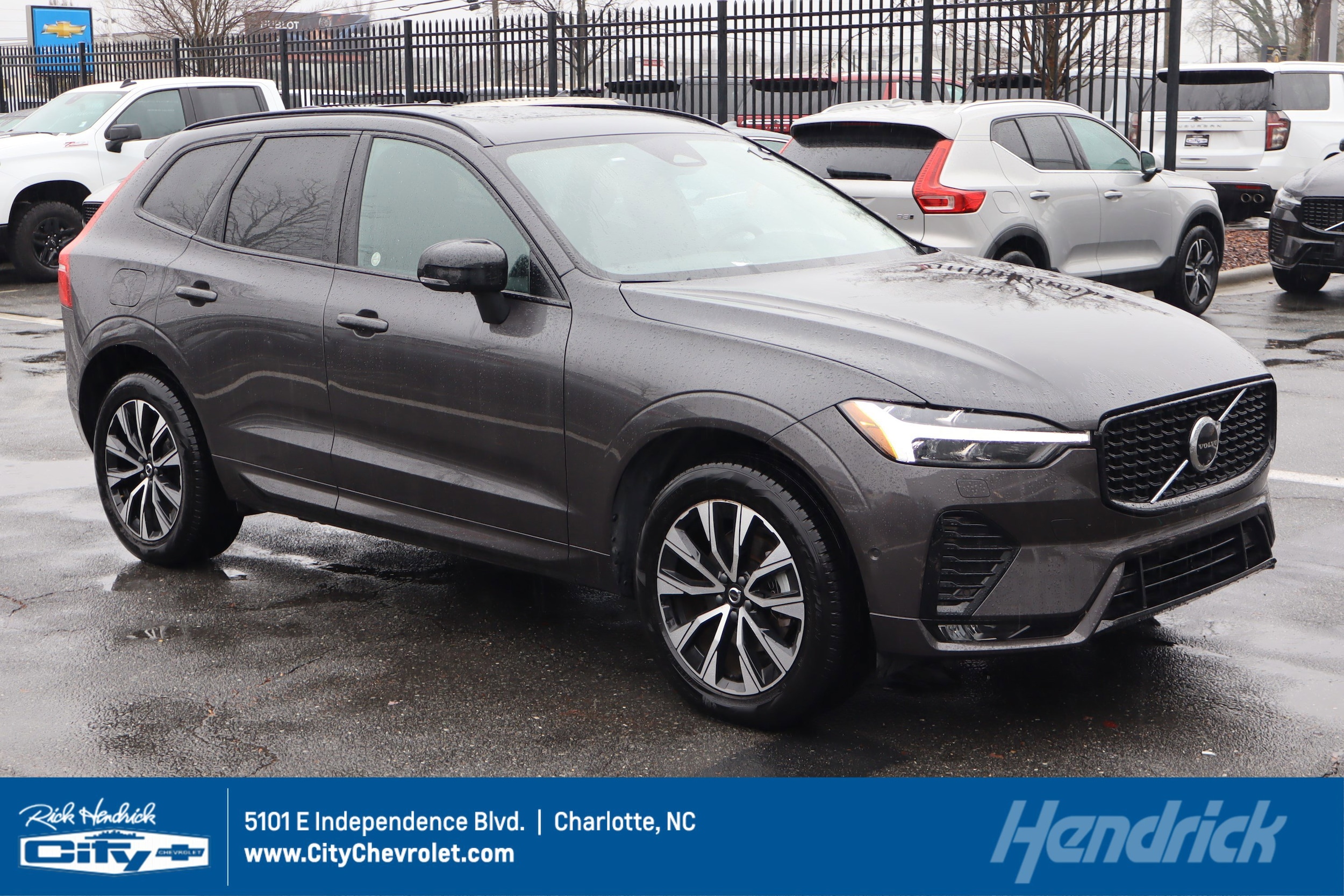 2025 Volvo XC60 Plus's photo