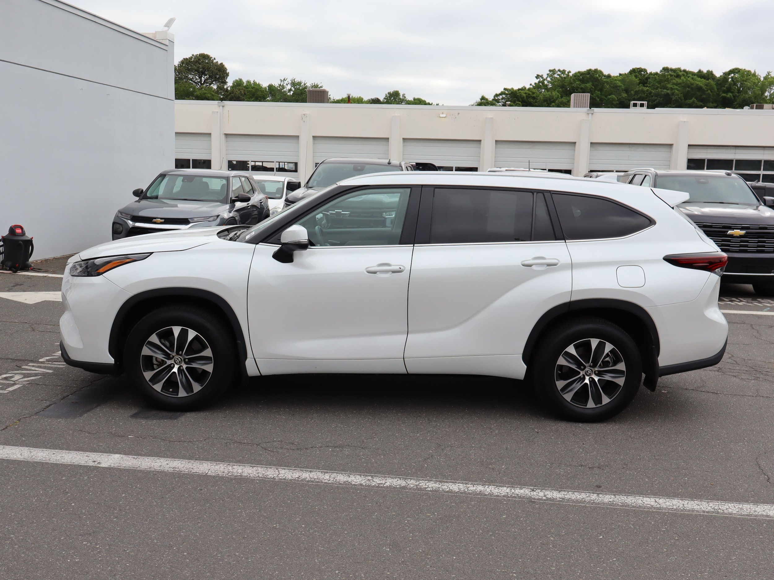 2024 Toyota Highlander XLE photo 6