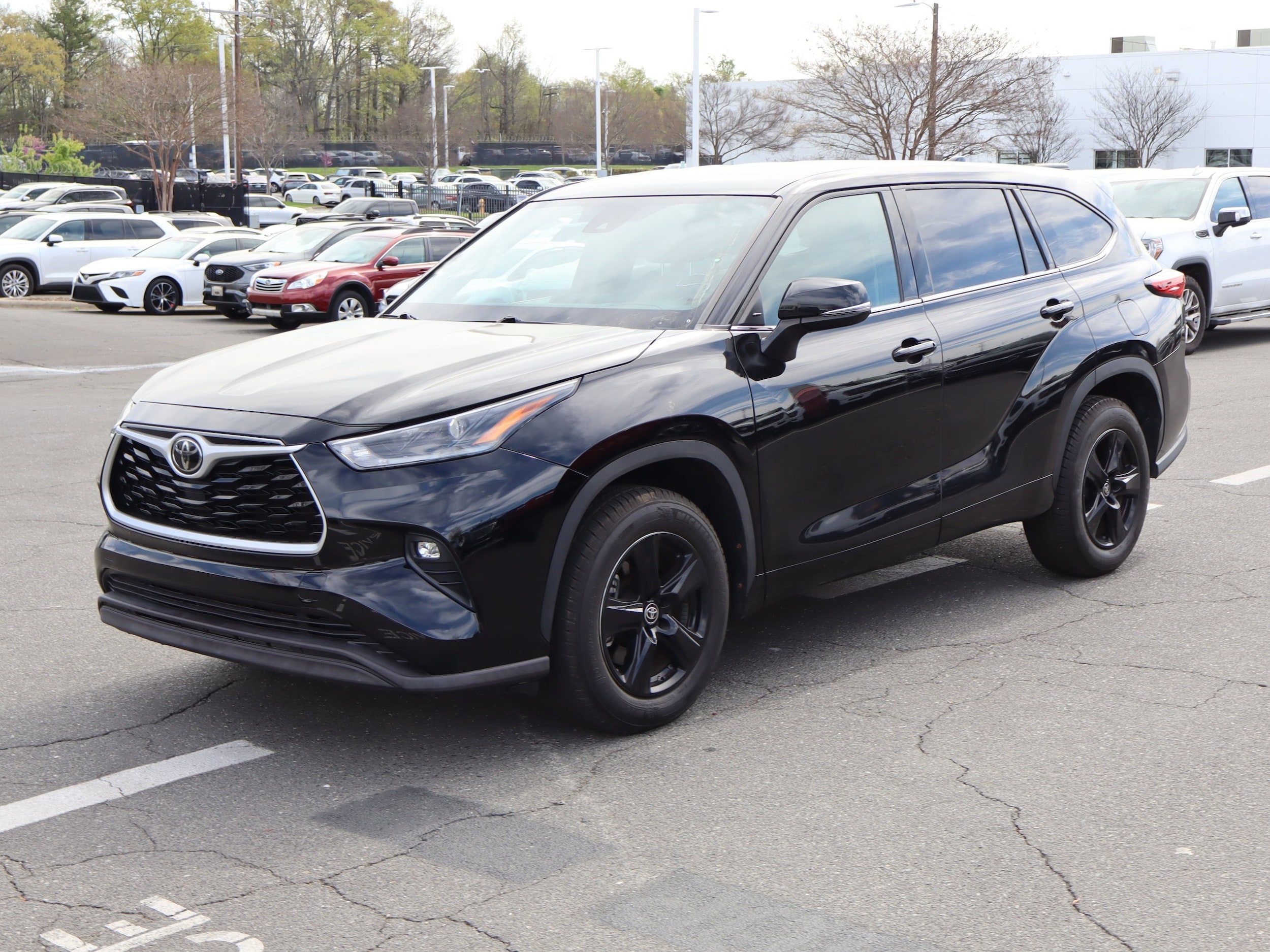 2021 Toyota Highlander LE photo 4