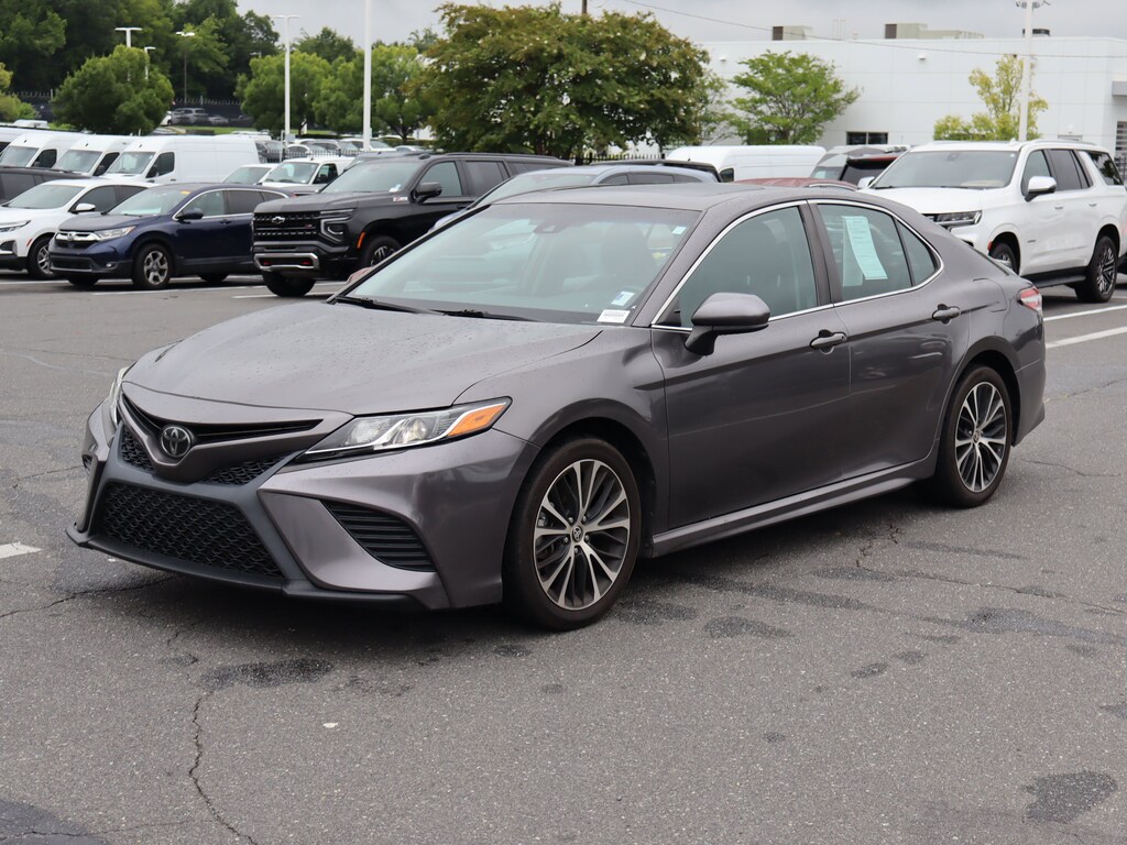 Used 2020 Toyota Camry SE Sedan