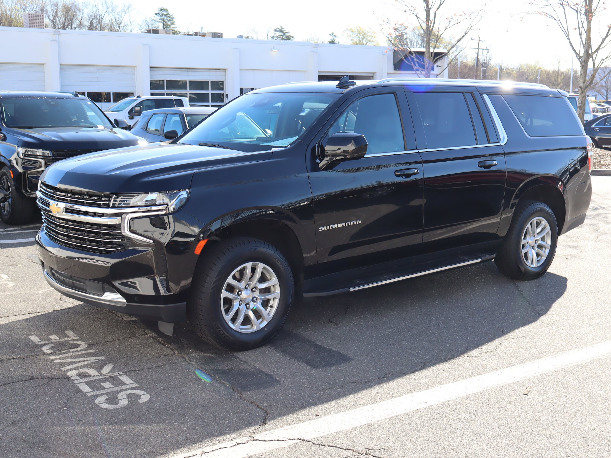 2023 Chevrolet Suburban LT photo 4