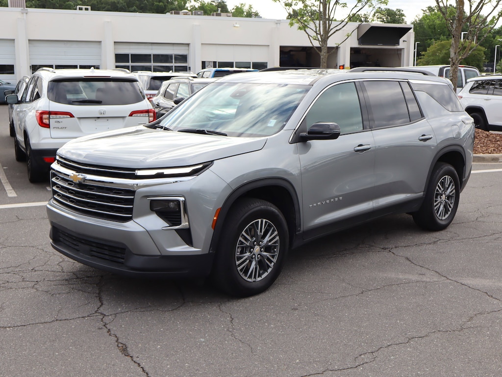 Used 2025 Chevrolet Traverse FWD LT SUV