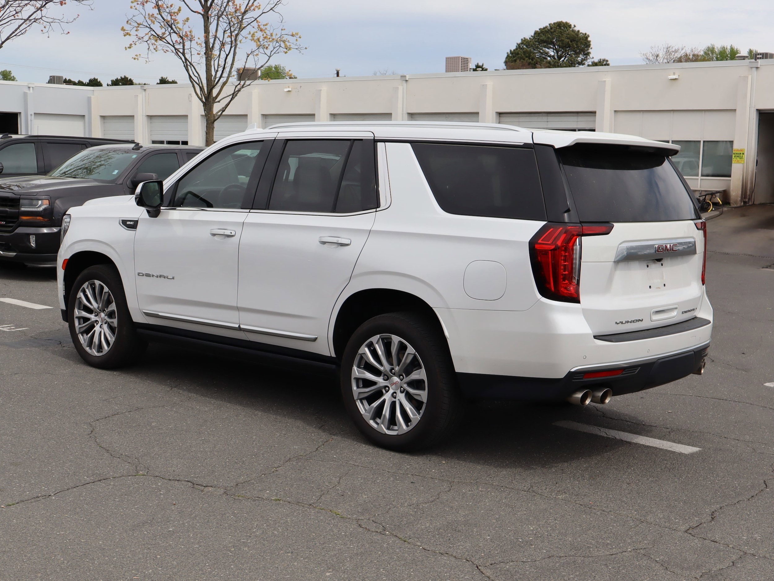 2023 GMC Yukon Denali photo 3