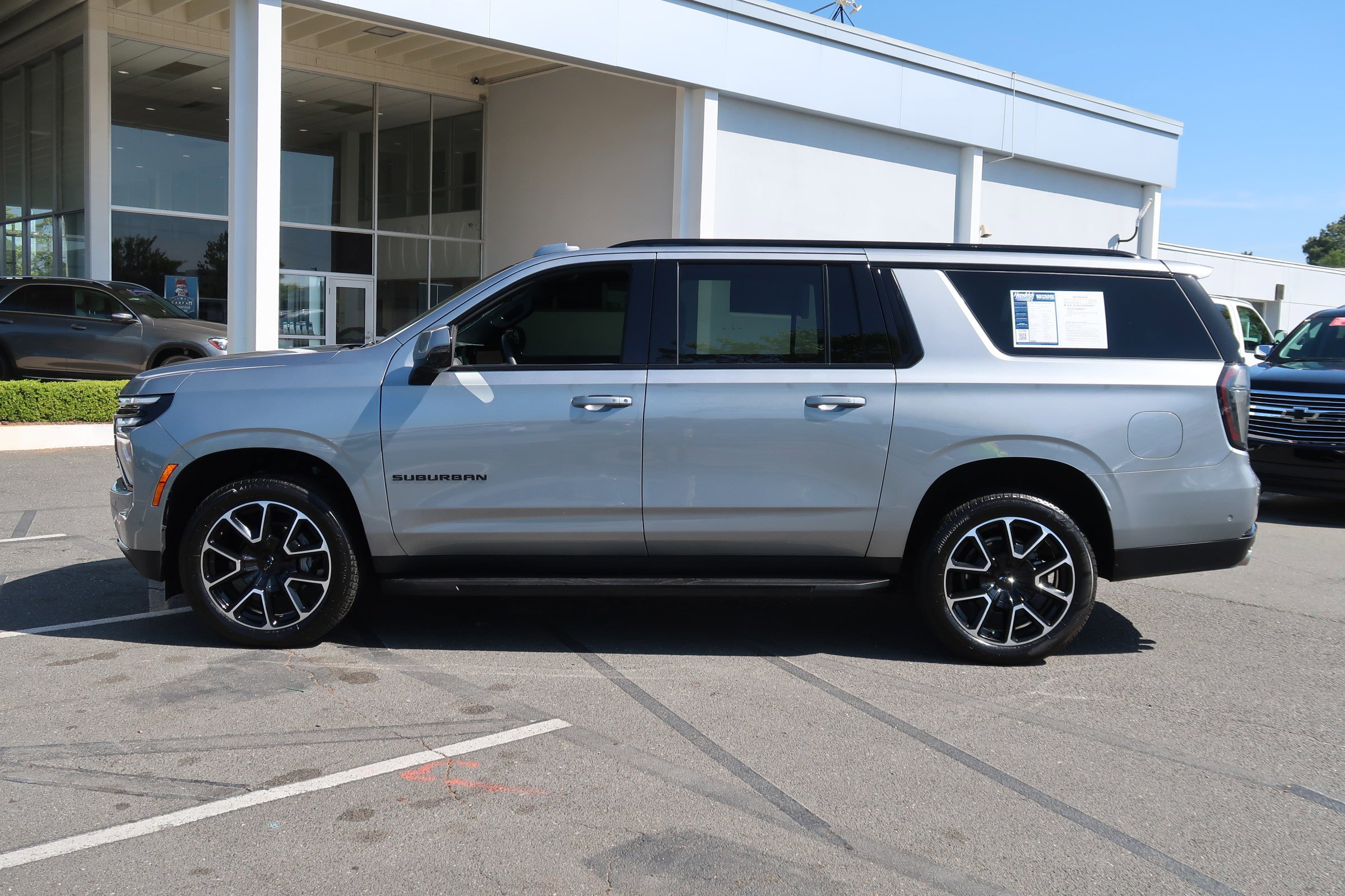 2025 Chevrolet Suburban RST photo 5