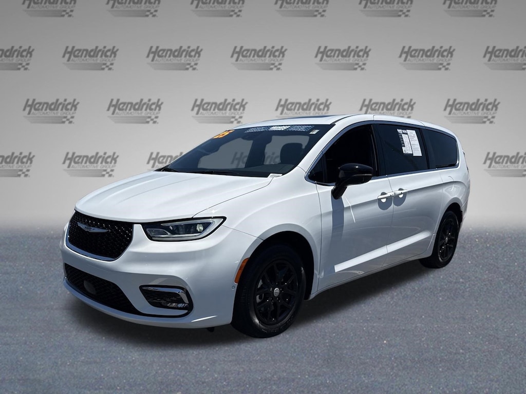 Used 2025 Chrysler Pacifica Select Minivan