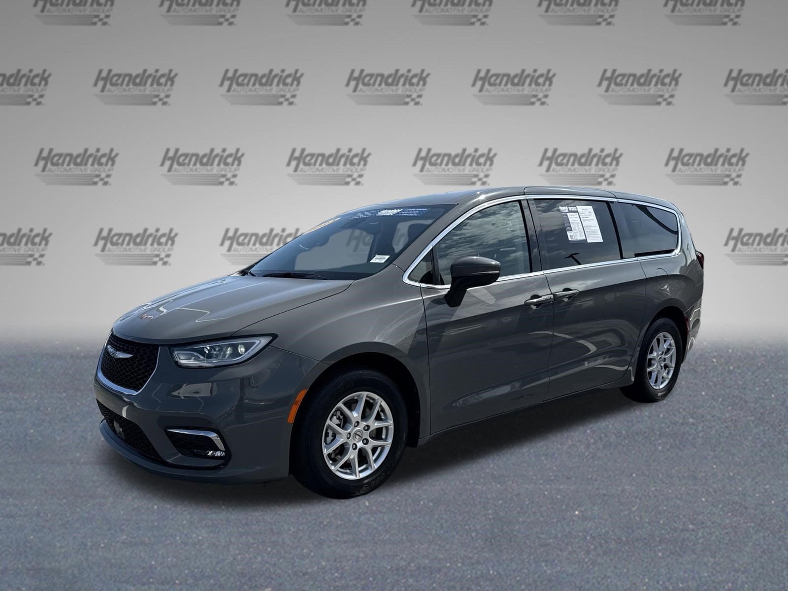 2023 Chrysler Pacifica Touring L photo 4