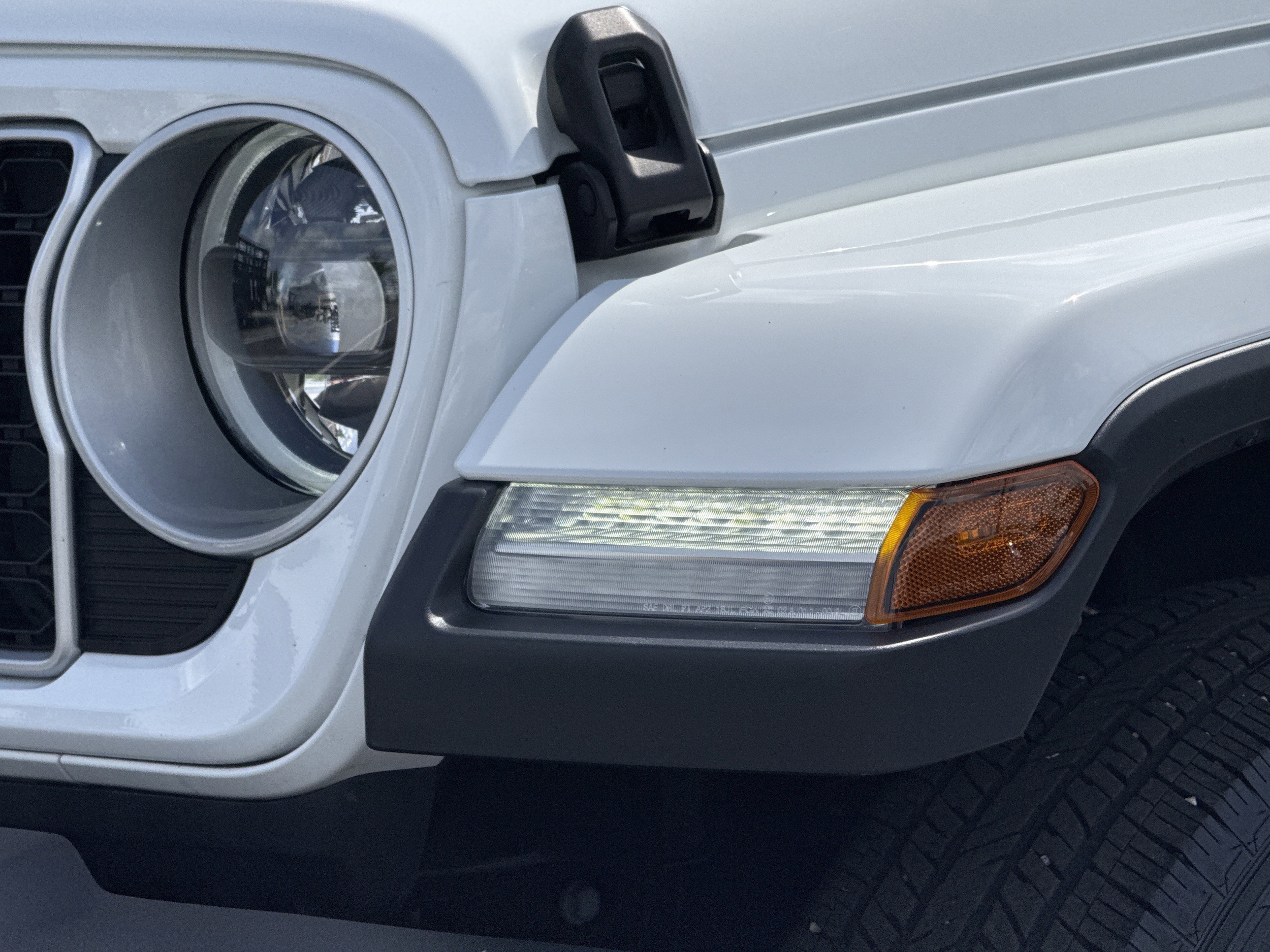 2025 Jeep Wrangler Sahara photo 4