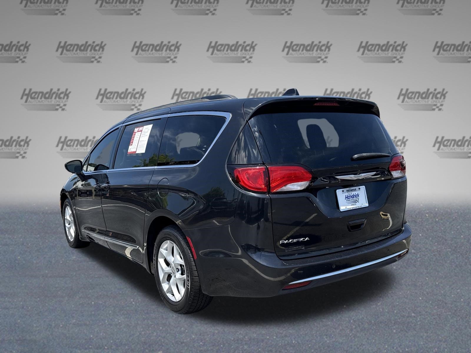 2017 Chrysler Pacifica Touring Plus photo 3