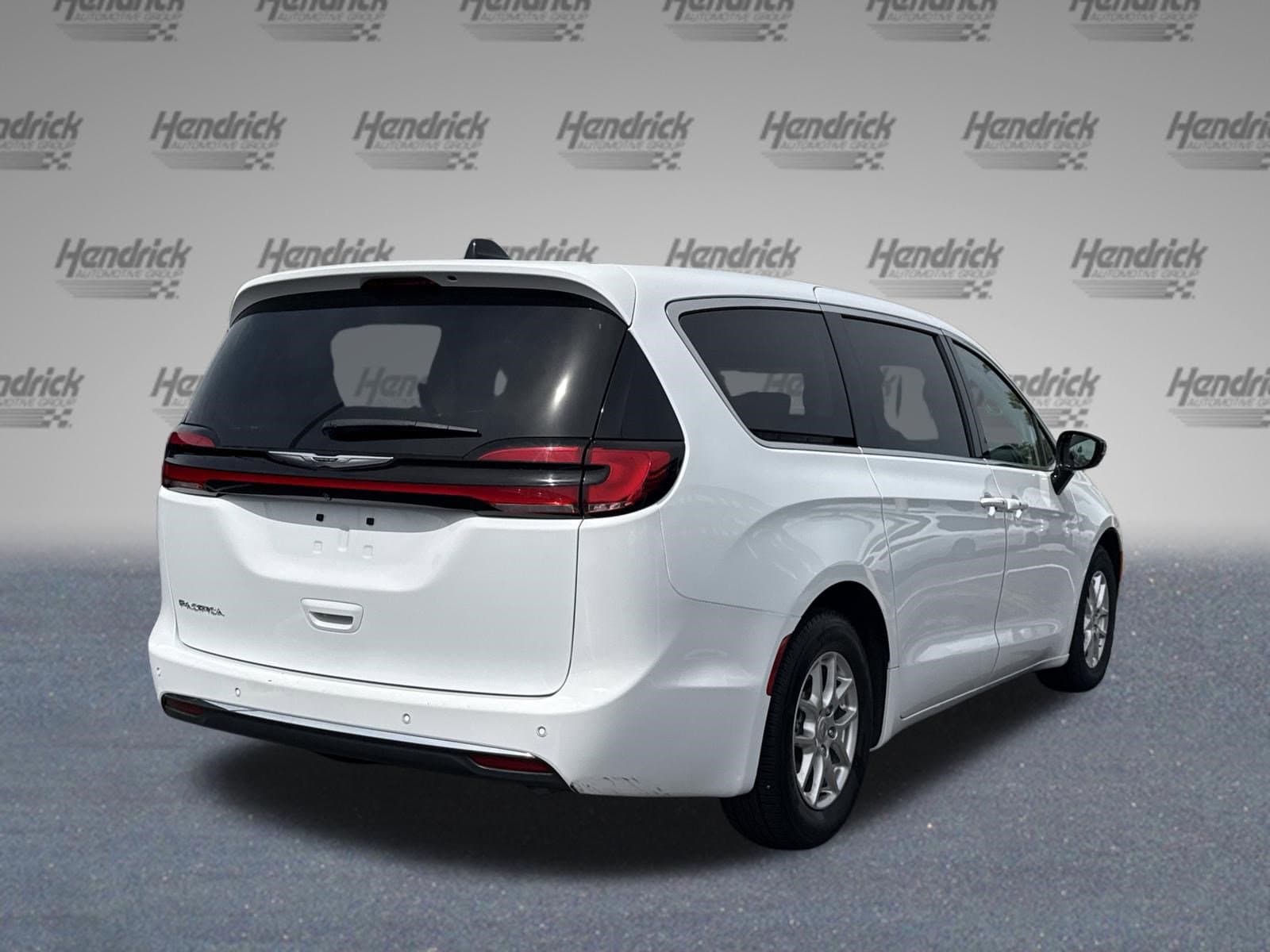 2024 Chrysler Pacifica Touring L photo 4
