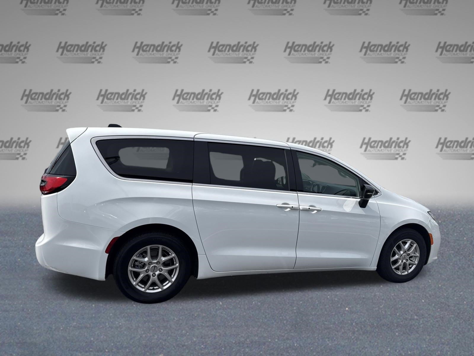 2024 Chrysler Pacifica Touring L photo 5