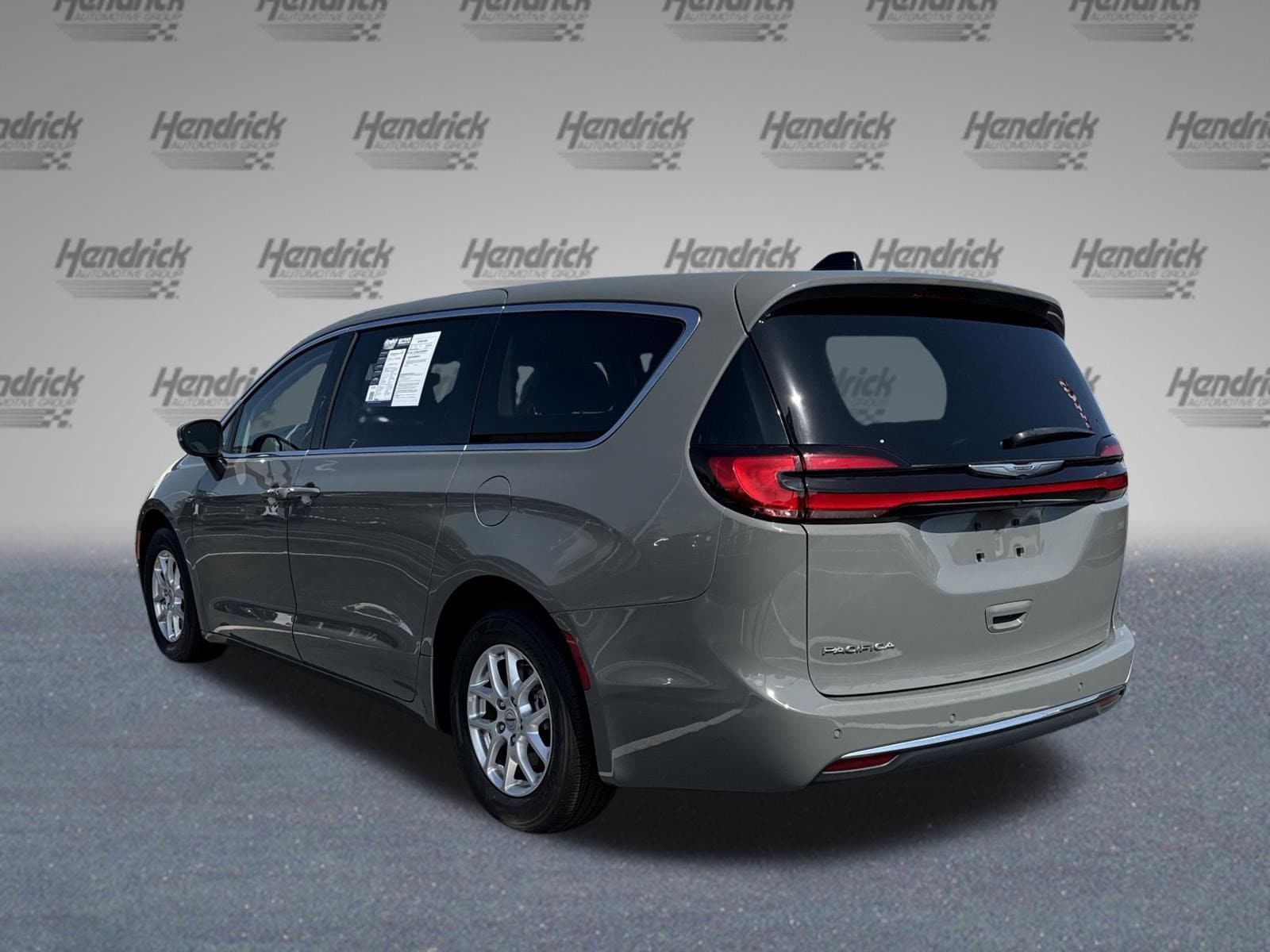 2023 Chrysler Pacifica Touring L photo 3