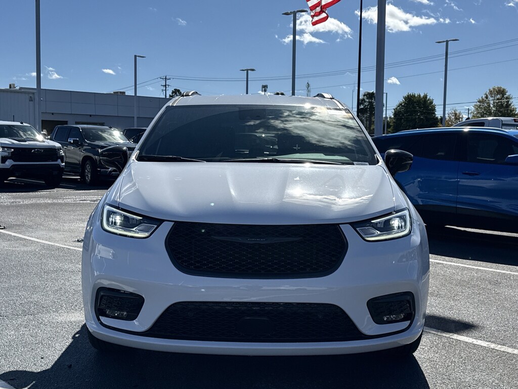 New 2026 Chrysler Pacifica Select Minivan
