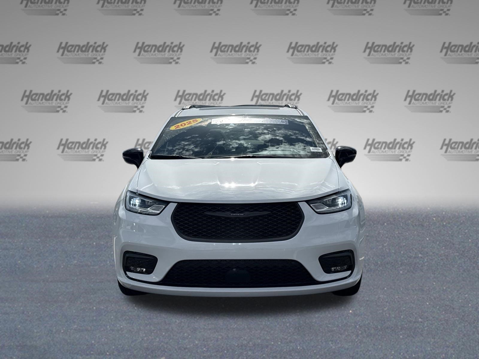 2025 Chrysler Pacifica Limited photo 4