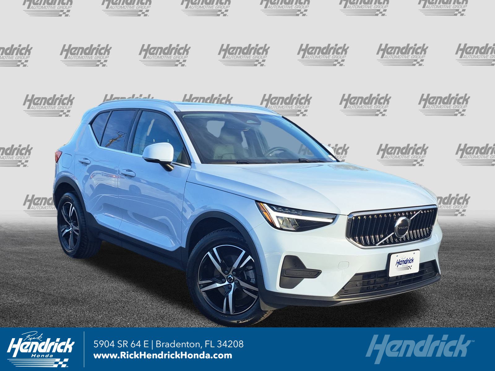 2025 Volvo XC40 Core's photo