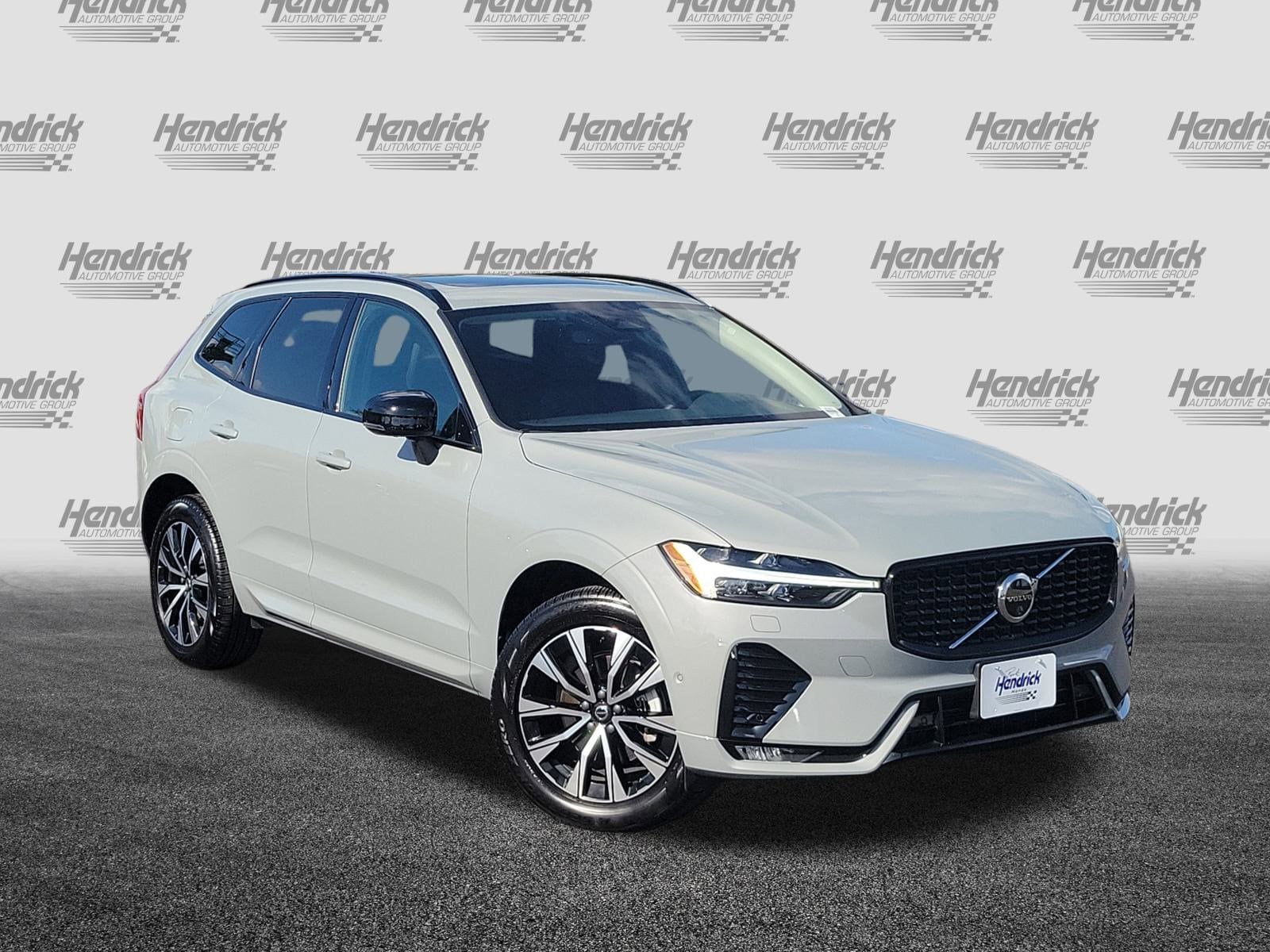 2025 Volvo XC60 Plus's photo