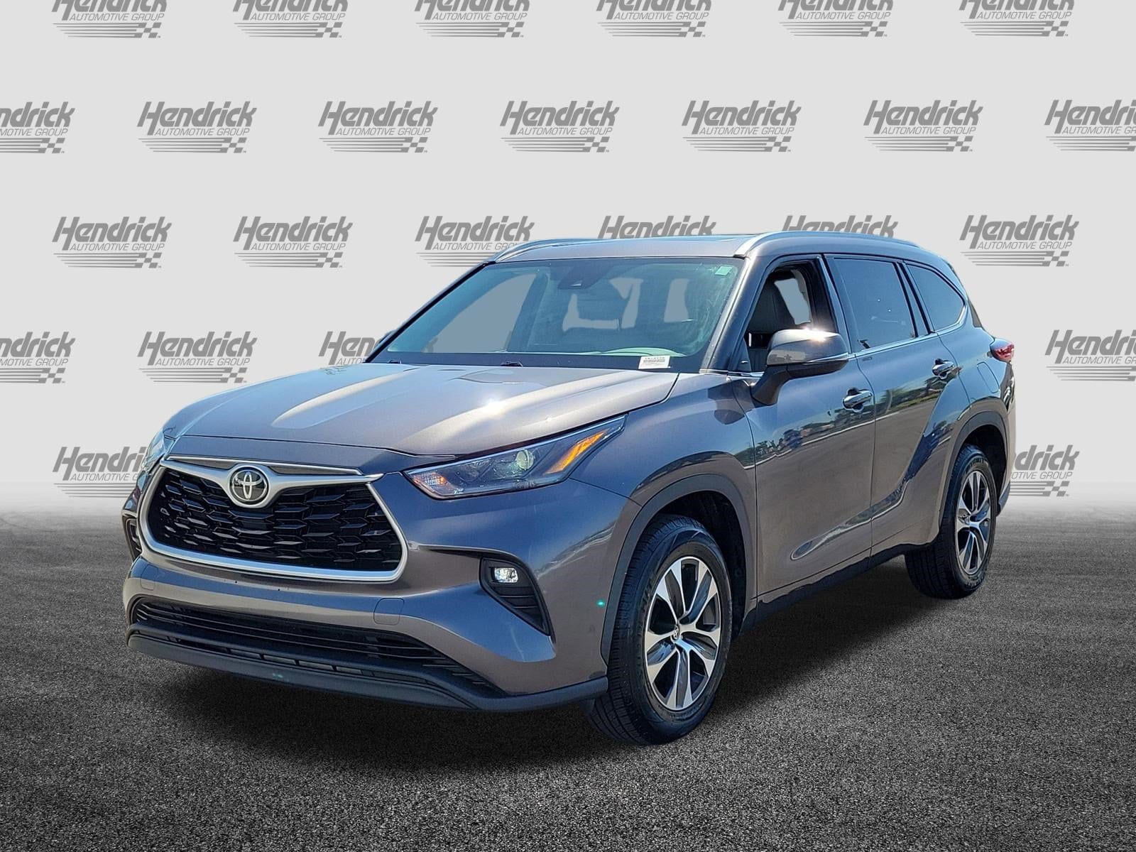 2021 Toyota Highlander XLE photo 2