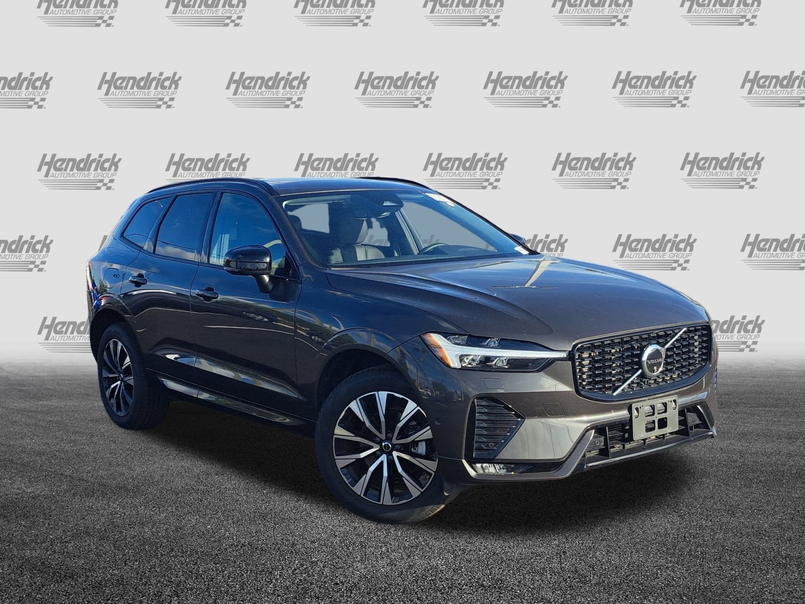 2025 Volvo XC60 Plus's photo