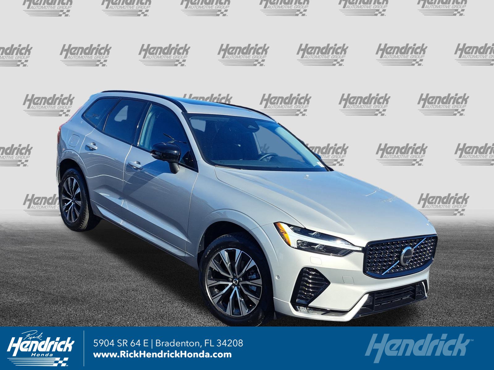 2025 Volvo XC60 Plus's photo