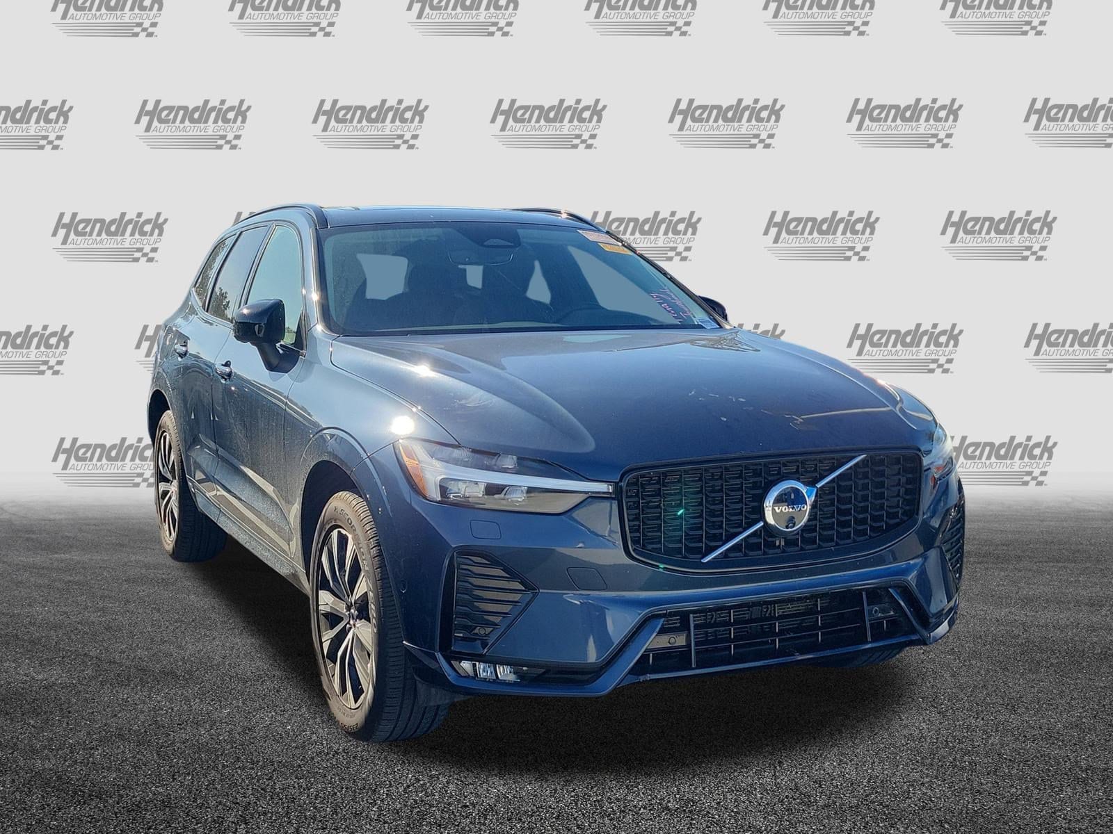 2025 Volvo XC60 Plus's photo