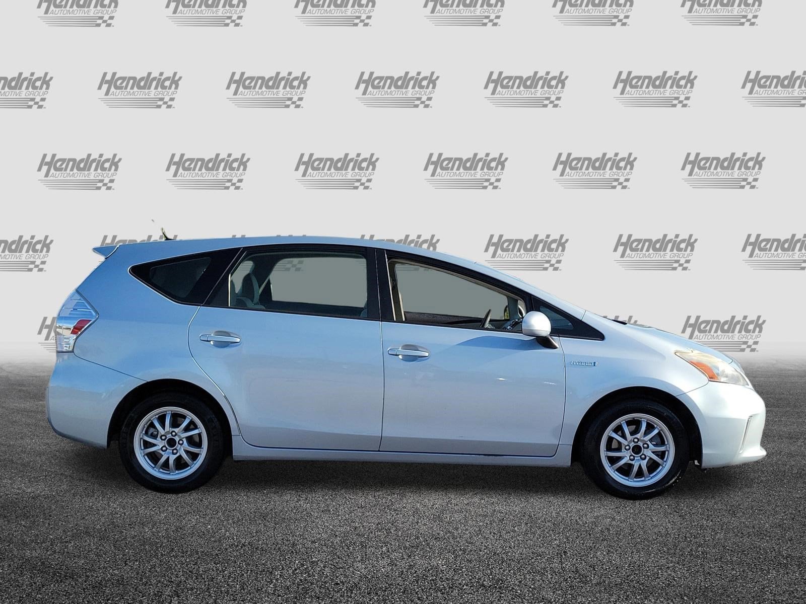 2013 Toyota Prius v Two photo 3