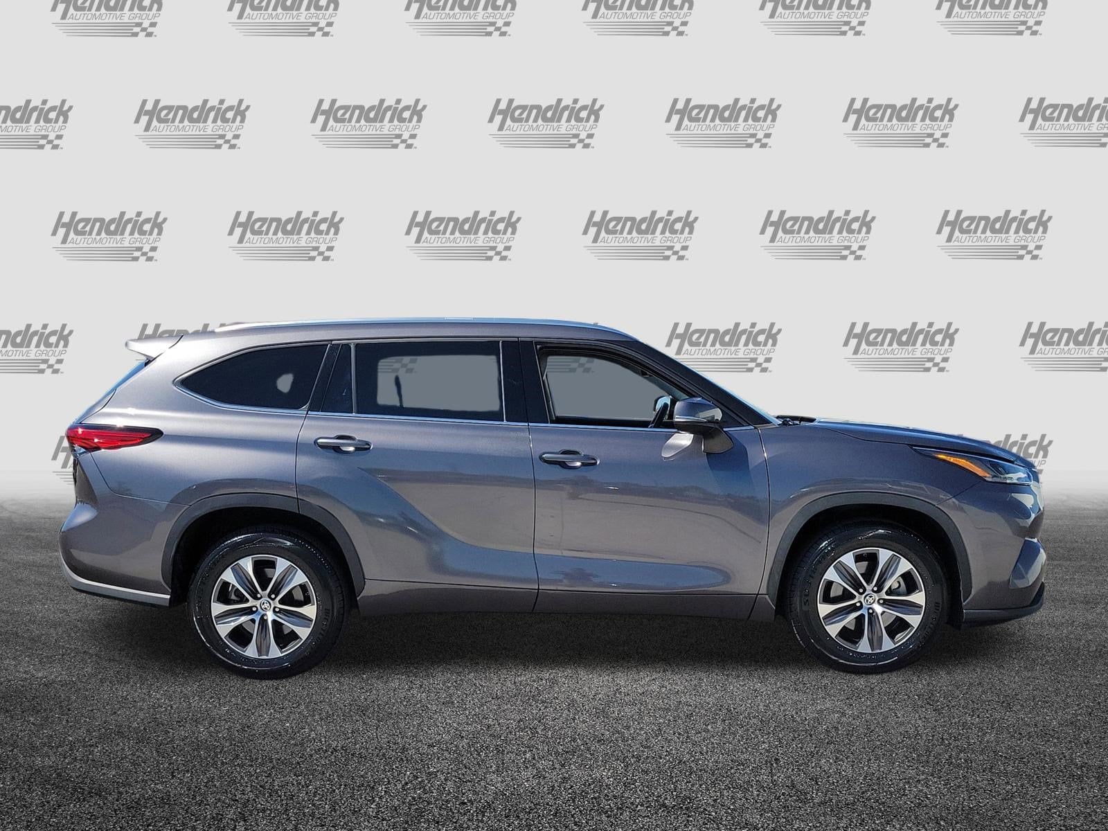 2021 Toyota Highlander XLE photo 3