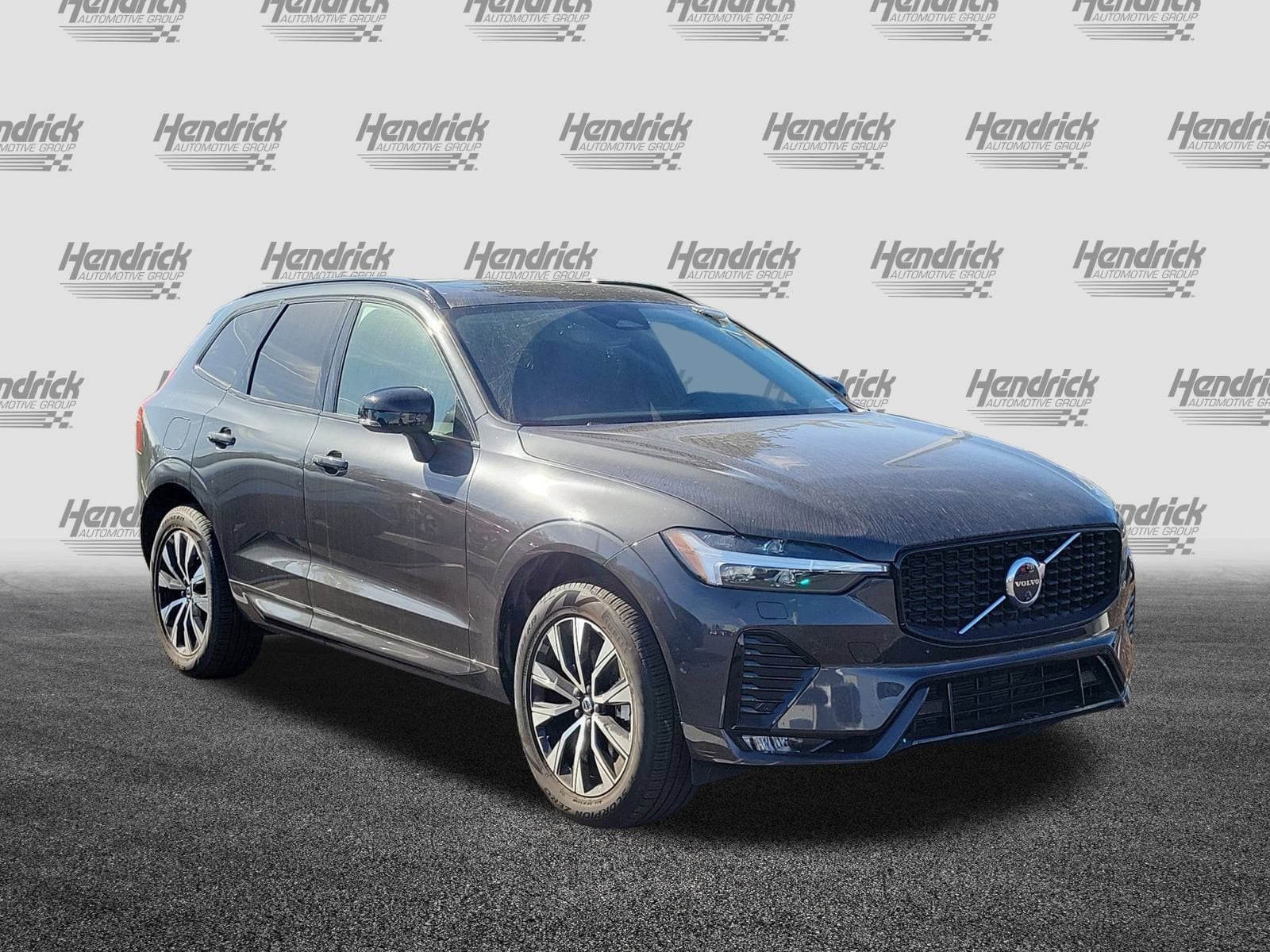 2025 Volvo XC60 Plus's photo