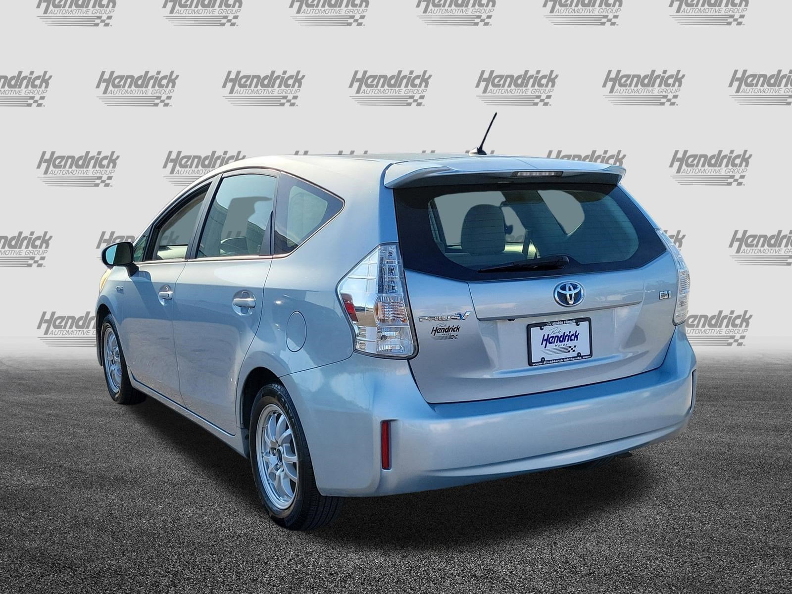 2013 Toyota Prius v Two photo 4