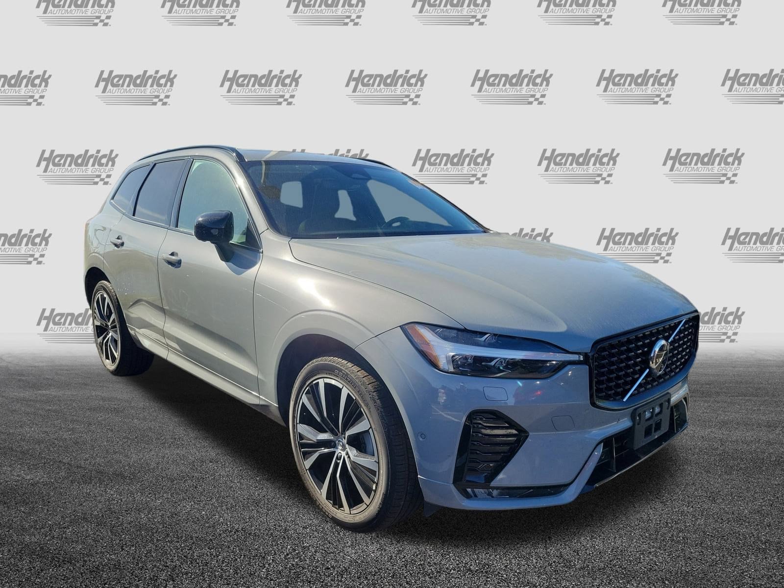 2025 Volvo XC60 Plus's photo