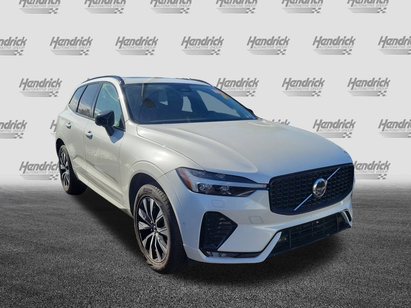 2025 Volvo XC60 Plus's photo