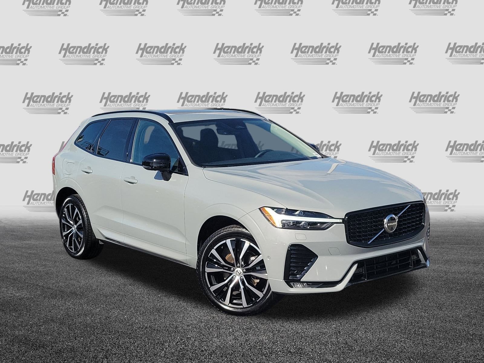 2025 Volvo XC60 Plus's photo