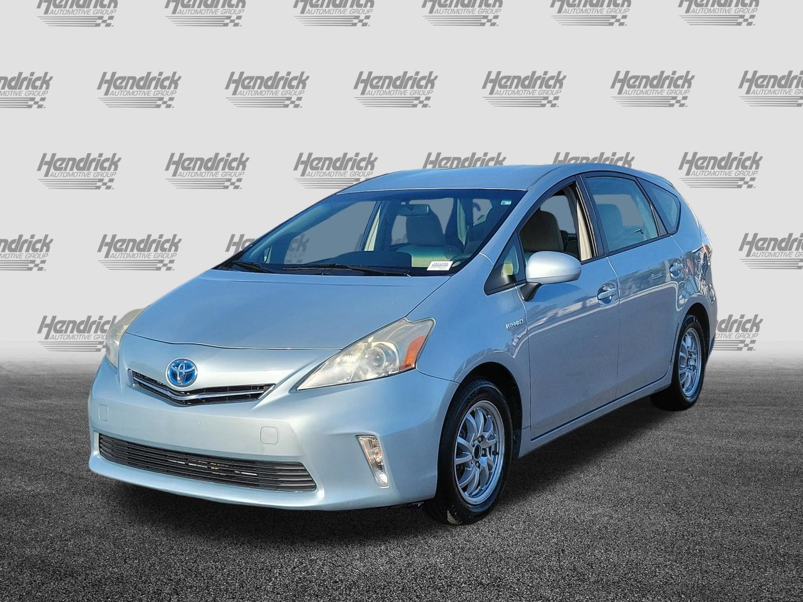 2013 Toyota Prius v Two photo 2