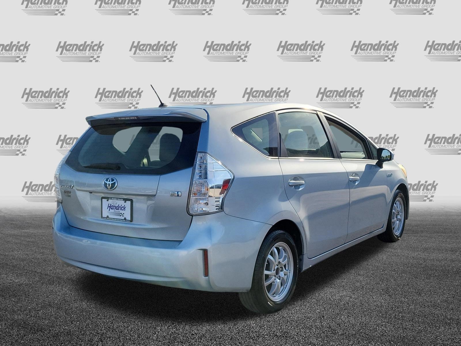 2013 Toyota Prius v Two photo 6