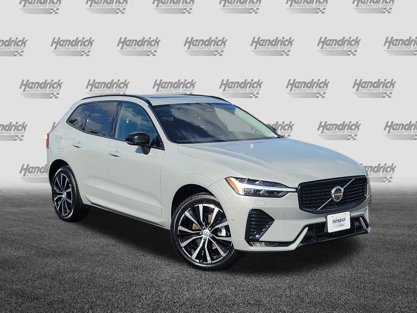 2025 Volvo XC60 Plus's photo