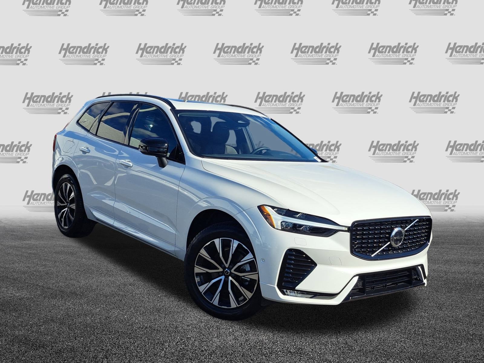 2025 Volvo XC60 Plus's photo