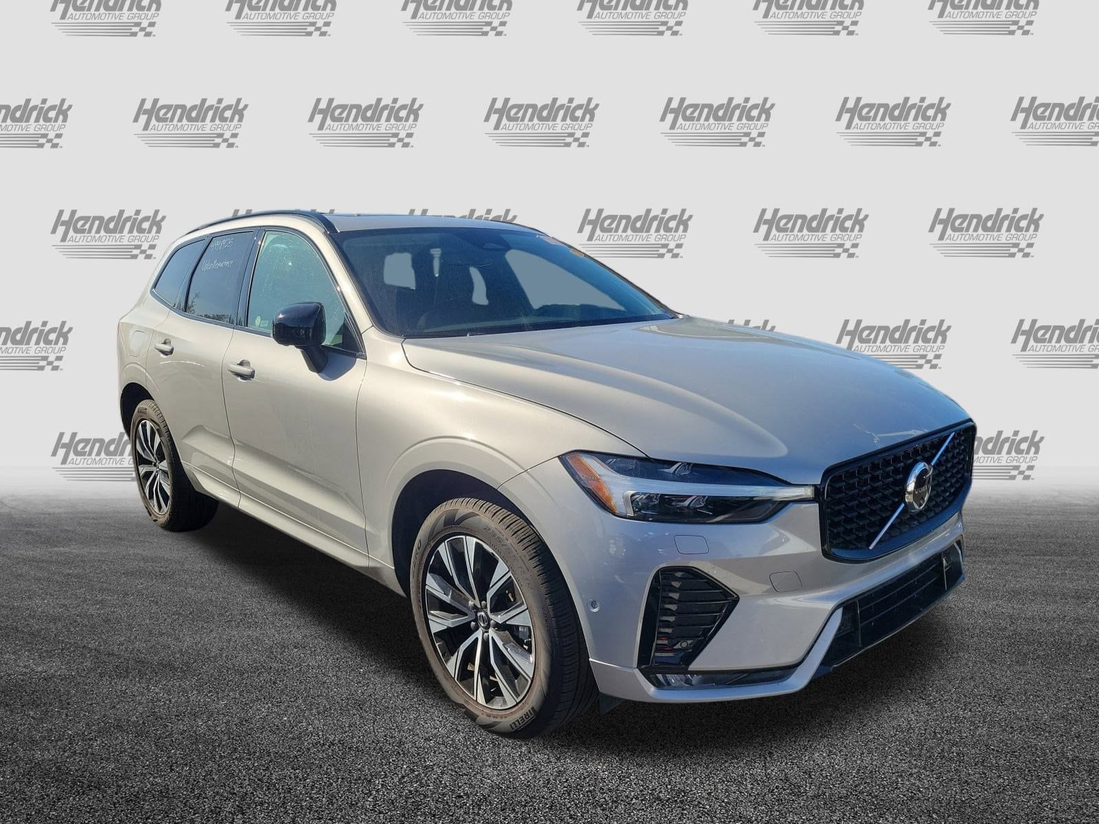 2025 Volvo XC60 Plus's photo