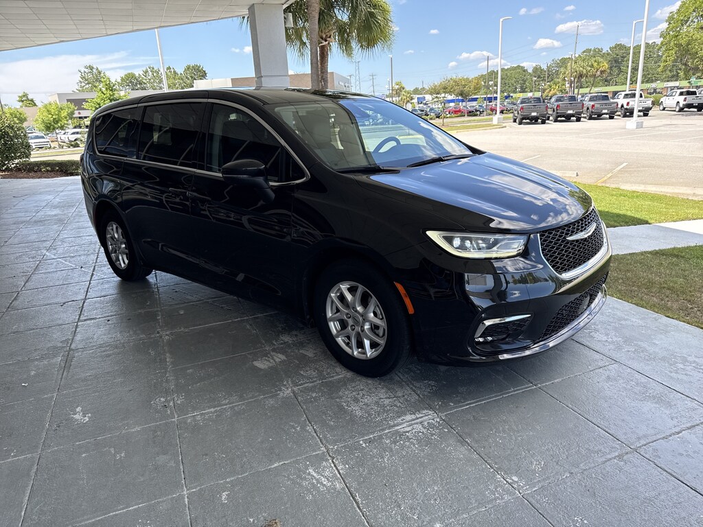 Used 2023 Chrysler Pacifica Touring L Minivan